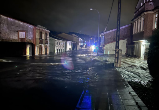 Cuantiosos danos materias na zona de Santa María tras unha avalancha de auga sufrida esta madrugada