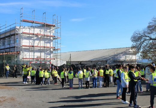 Máis de 260 nenos e nenas de Boqueixón participan nunha andaina polo 25N