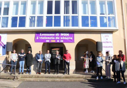 Lousame conmemora o 25N cunha concorrida concentración na praza Teodomiro Hidalgo baixo a lenda “#Eu quero que”