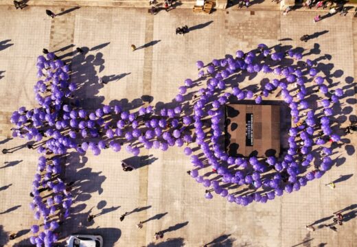 Unha marea morada de alumnado pobrense forma o símbolo da muller na antesala do 25-N