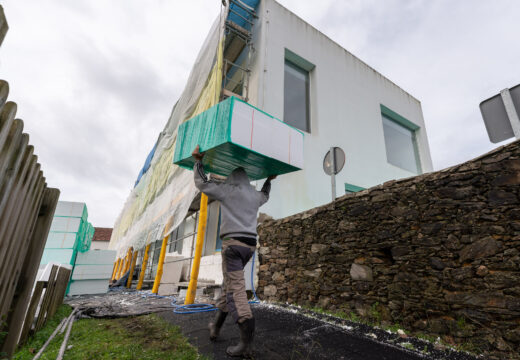 En marcha as obras de mellora da envolvente do edificio anexo ao Concello de San Sadurniño