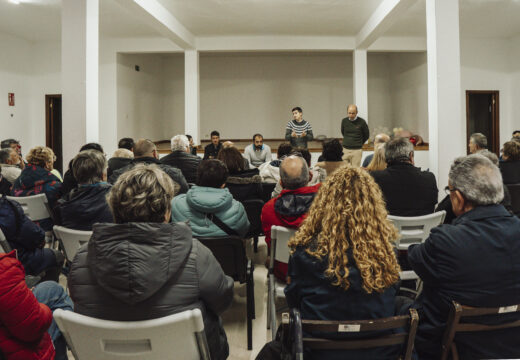 O goberno local reúnese coa veciñanza de Castiñeiras