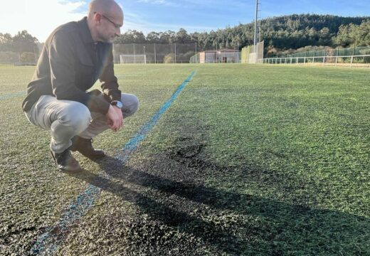 O Grupo Socialista levará a pleno a renovación do céspede do campo de fútbol de Villestro