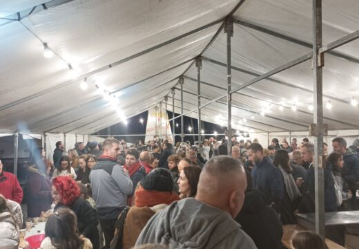 Centos de veciños e veciñas de Brión desfrutan do tradicional magosto con bebida e chocolate con churros de balde