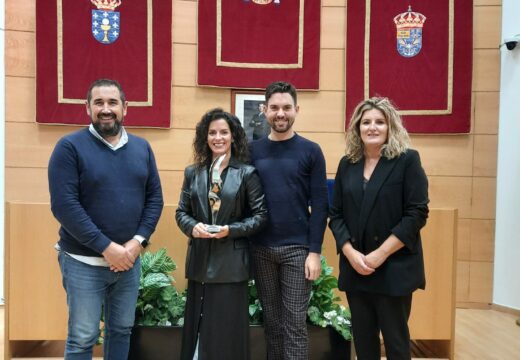 A alcaldesa recibiu no Concello a Jéssica García e David López, campións do mundo no WDSF World Championship Latin Senior 1