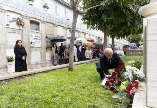 A alcaldesa reivindica o coruñesismo “libre e inconformista” de Luísa Villalta no día de Todos os Santos