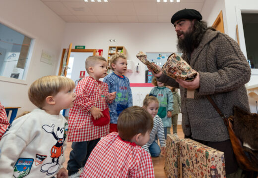 O Apalpador enche de ilusión a Escola Infantil Municipal A Rolada e o Centro de Día de San Sadurniño