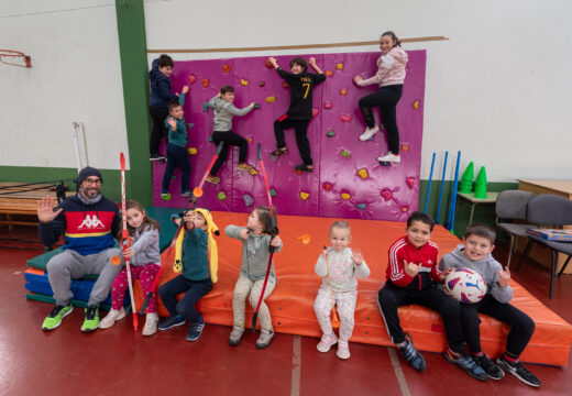 13 nenas e nenos participan durante estes días no Campamento Deportivo de Nadal do Concello de Moeche