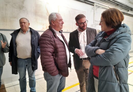 Trenor supervisa as obras de renovación da cuberta do patio interior no CEIP Otero Pedrayo da Laracha