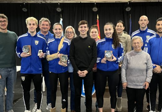 O Concello de Ribeira fai un recoñecemento aos taekwondistas Irene Montemuiño, Lois Tomás e Noa Romero