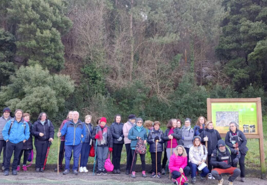 Un grupo de 26 veciñas e veciños de Frades percorren os 14 km da quinta etapa do Camiño Portugués entre Teis e Redondela