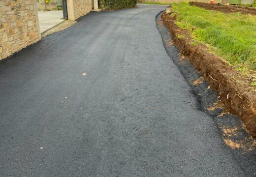 A pista entre Brantuas e A Campara, no Concello de Ponteceso, xa ten o seu novo pavimento