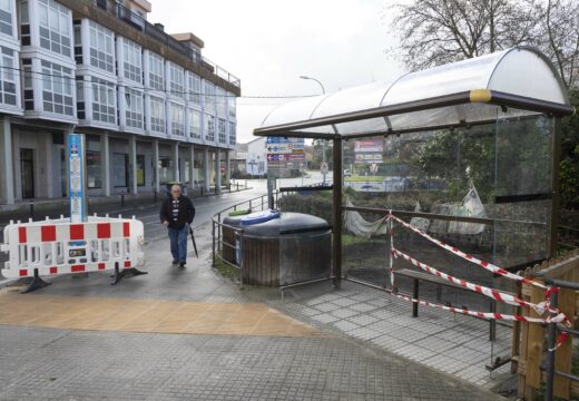 O Concello instala unha nova marquesiña na parada de autobús de Mesoiro, 90