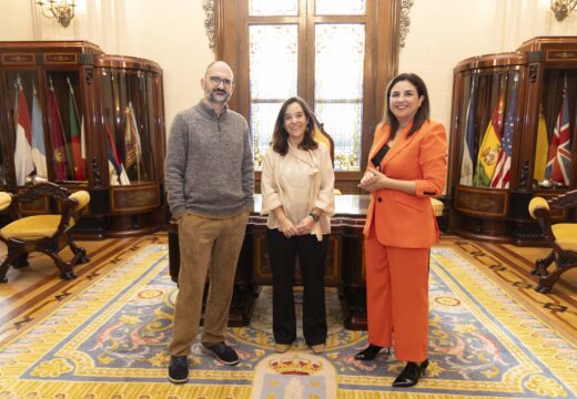 A alcaldesa faille entrega a Toni Silva do premio Pérez Lugín polo seu relato “Crónica negra a mil pulsaciones” sobre a violencia machista