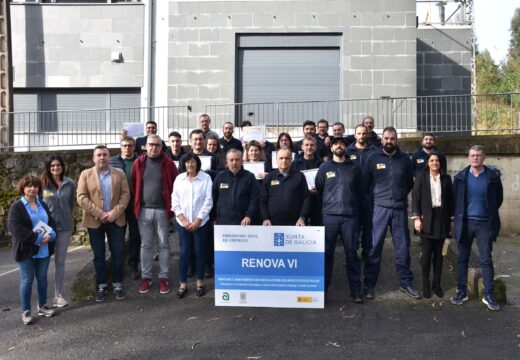 Os alcaldes de Ames e Brión entregan os diplomas dos cursos de prevención de riscos laborais e manexo de plataformas elevadoras ao alumnado do obradoiro Renova VI