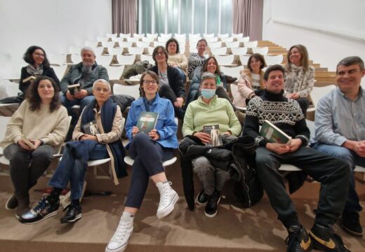 A escritora e xornalista Marta Villar coordina o club de lectura da biblioteca Rego da Balsa, que retomou a súa actividade