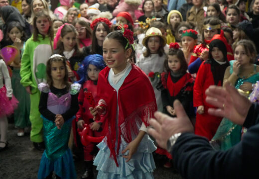 Centos de persoas celebran no Telleiro o Entroido de Paderne nunha gran festa para todas as idades