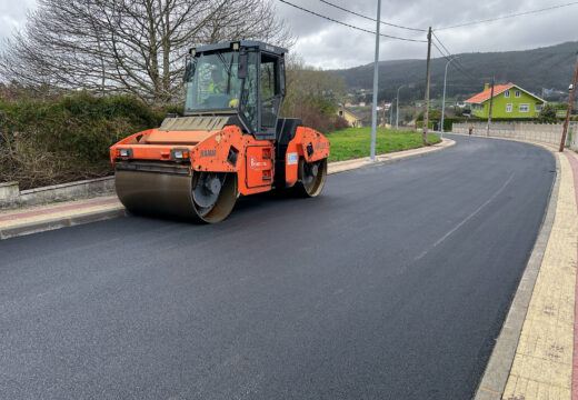 O Concello de San Sadurniño inviste preto de 60.000 euros no aglomerado da pista que vertebra Cornide