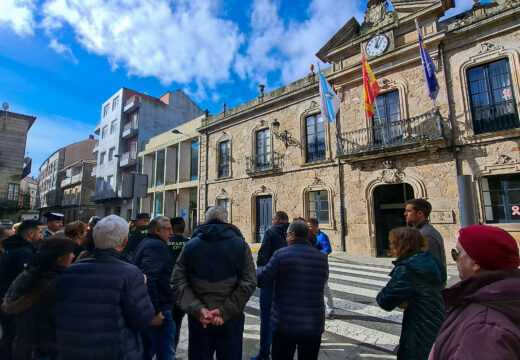 A Pobra secunda o minuto de silencio en apoio ás familias dos gardas civís falecidos en Barbate