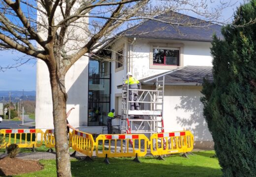 Comezan as obras de mellora da eficiencia enerxética na casa do concello de Bergondo