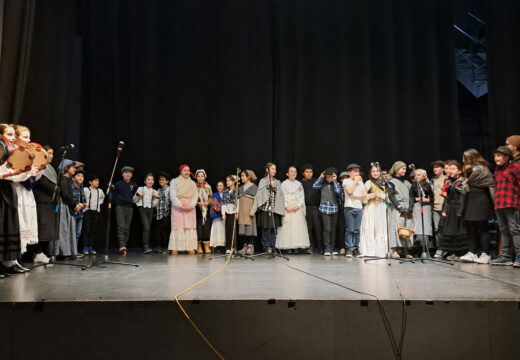 A Pobra homenaxea Rosalía con poesía, música, flores e o “caldo de groria”