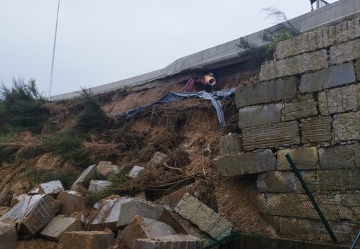 A caída de parte do muro que vincula Vía Ártabra coa N-VI reabre a preocupación polas graves eivas desta infraestrutura en Oleiros