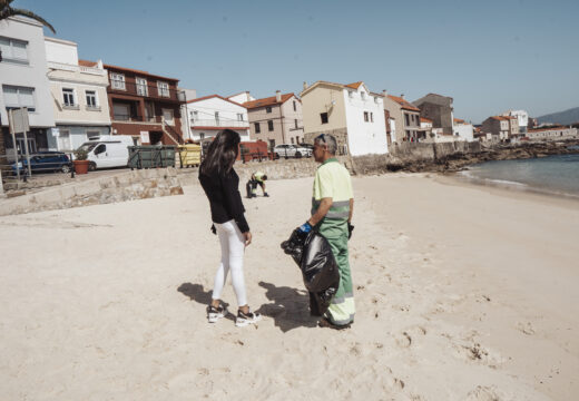 O Concello de Ribeira comeza as limpezas nos areais de cara á Semana Santa