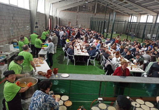 Preto dun milleiro de persoas desfruta da X Festa da Filloa de Abellá, que repartiu máis de 300 menús a base de filloas, caldo e lacón