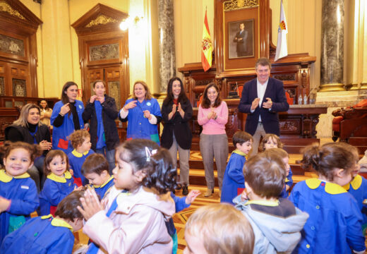 Inés Rey destaca o valor social e educativo do programa ‘Recórdame’, no que os pequenos e pequenas da EIM Luís Seoane comparten experiencias con usuarios e usuarias da residencia Torrente Ballester