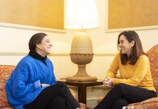 Inés Rey recibe a María de Valdés, subcampioa do mundo en natación de augas abertas