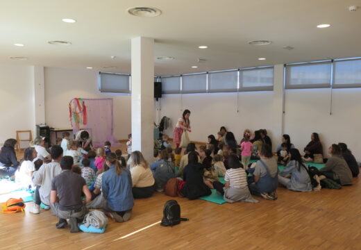 O alumnado da Escola Infantil “A Galiña Azul” celebrou o Día do Libro na biblioteca da Laracha