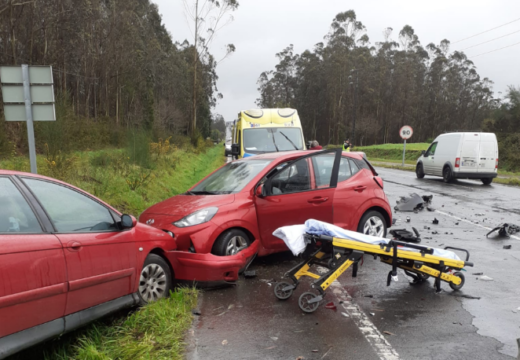 Accidente con tres vehículos involucrados e dúas persoas excarceradas en Esmerode, no concello de Santa Comba