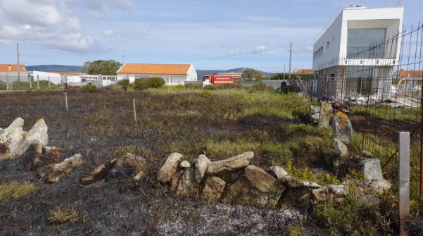 Incendio nunha finca urbana na parroquia de Corrubedo, no Concello de Ribeira