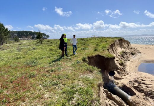 O Concello de Ribeira traballa na reparación do saneamento tras unha rotura ocasionada pola ondaxe e o temporal