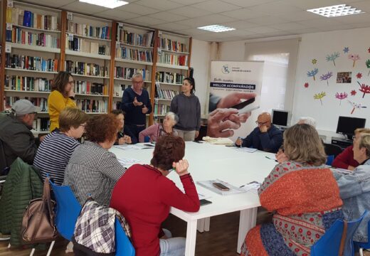 Maiores de Boqueixón participan nun curso gratuíto para aprender a utilizar as novas tecnoloxías na súa vida diaria