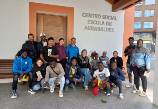 Participantes no obradoiro de acollemento lingüístico aprenden sobre flora e fauna autóctonas nunha ruta polo Anllóns