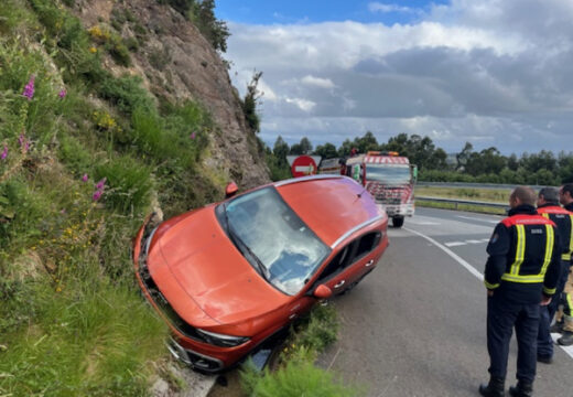 Accidente de tráfico no acceso ao polígono de Espiñeira, no Concello de Boiro