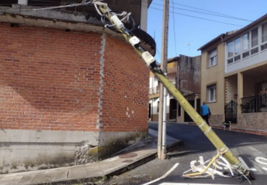 Retirada dun poste de telefonía que presentaba risco de caída na aldea de Pesqueira, na parroquia de Castro, do Concello de Boiro