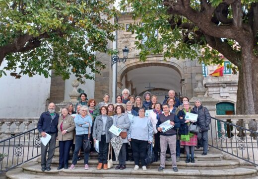 O alumnado da Universidade Sénior celebra un fin de curso anticipado