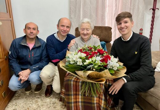 A centenaria aguiñense, Paquita Lampón, recibe a felicitación do goberno local