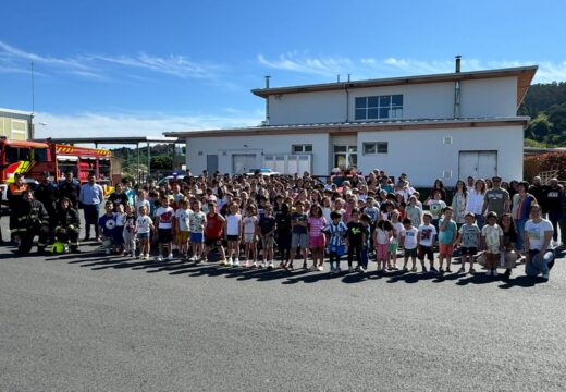 O alumnado do CEIP Cabo da Area de Laxe aprende a como actuar en caso de incendio