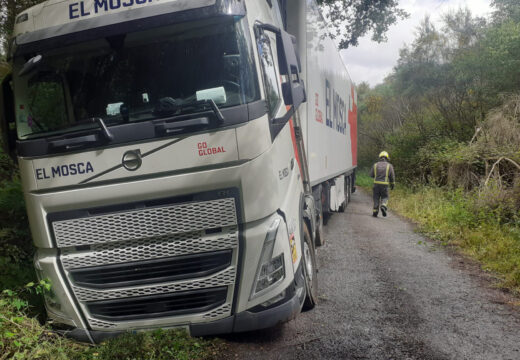 Saída de vía dun camión no Concello de Aranga