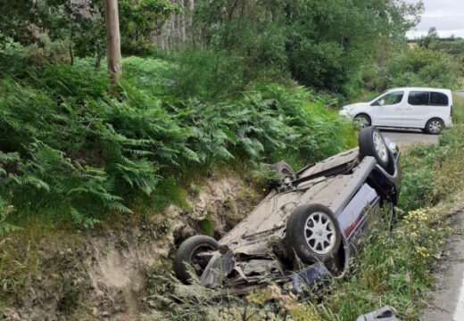 Persoa excarcerada nun accidente de tráfico na DP-0701, ao seu paso polo Concello de Val do Dubra