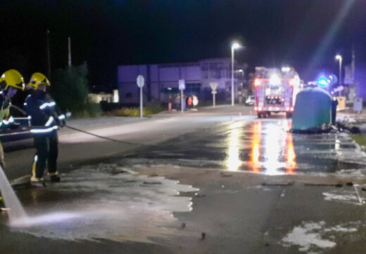 Choque frontal na estrada AC-416 á altura do cruce da rúa Olveiras, en Carballo