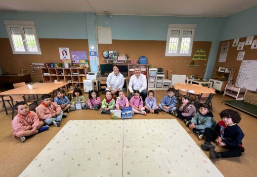 O alcalde de Boqueixón agasalla ás crianzas da Unitaria de Sergude con dous libros polos seus poemas no Día das Letras Galegas