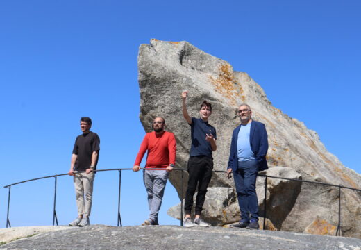 O deputado de patrimonio, Xosé Penas, visita en Ribeira o Dolmen de Axeitos e o Castro da Cidá