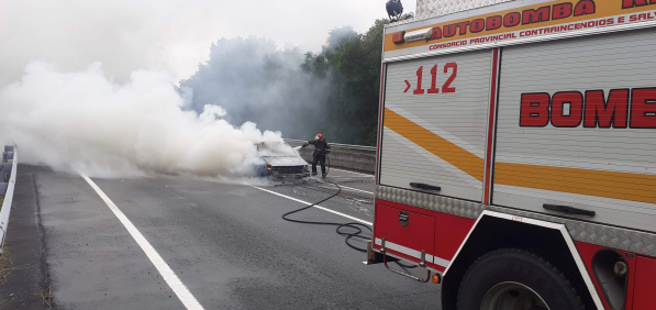 Sufocado un incendio nun vehículo na AG-55, no concello da Laracha