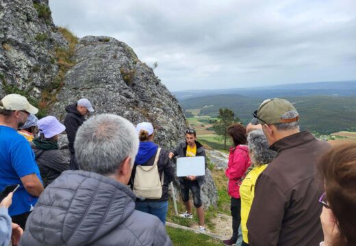 Ciclo “Mes e Pico”: unha vintena de persoas participa nunha visita xeolóxica pola contorna do Pico Sacro