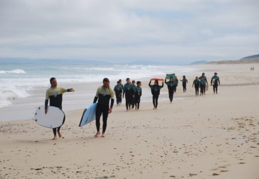 O Concello de Carballo celebra o Día Internacional do Surf cunha xornada de surf adaptado