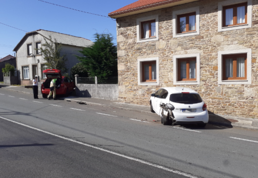 Accidente de tráfico na AC-546, ao seu paso pola parroquia de Fontecada, no Concello de Santa Comba